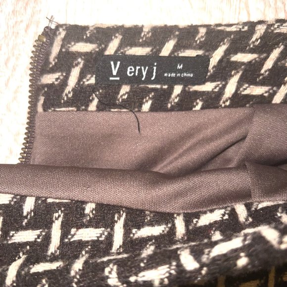 Dark Brown and Tan Mini Skirt with Back Zipper - Picture 4 of 4